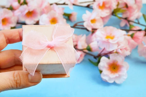 Ehering Geschenkkarton Und Baumblüte Blumen Zweig Hochzeit Frühling Konzept Nahaufnahme — Stockfoto