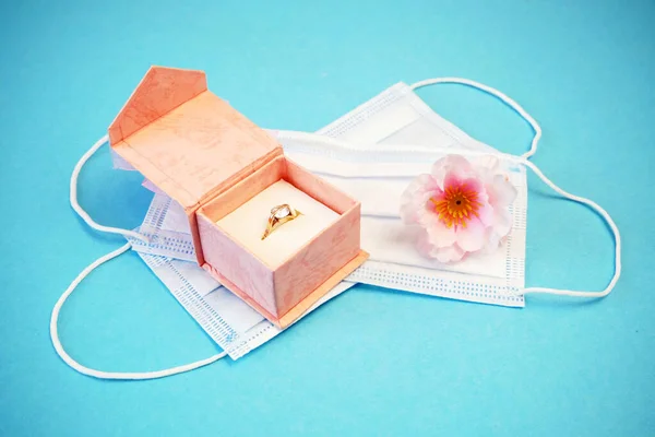 Ehering Geschenkbox Und Baumblüten Blumen Und Medizinische Masken Hochzeit Frühling — Stockfoto