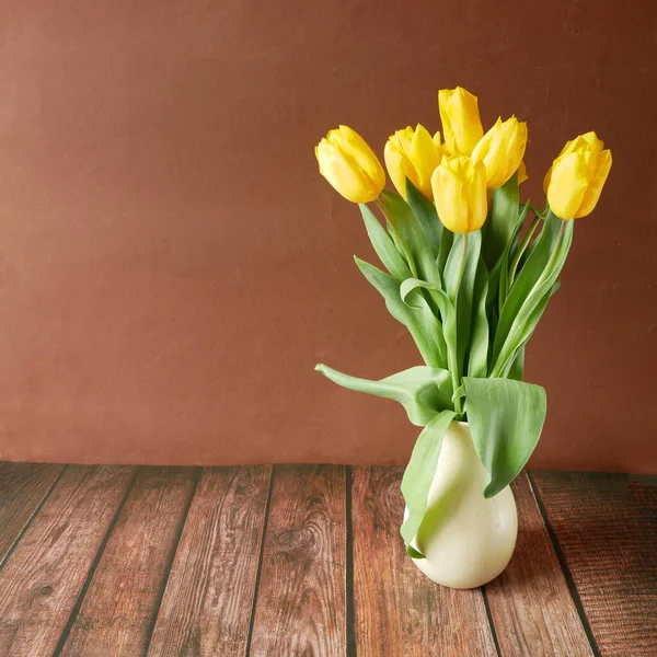 Schöne Gelbe Tulpen Strauß Auf Braunem Hintergrund Mit Kopierraum Nahaufnahme — Stockfoto