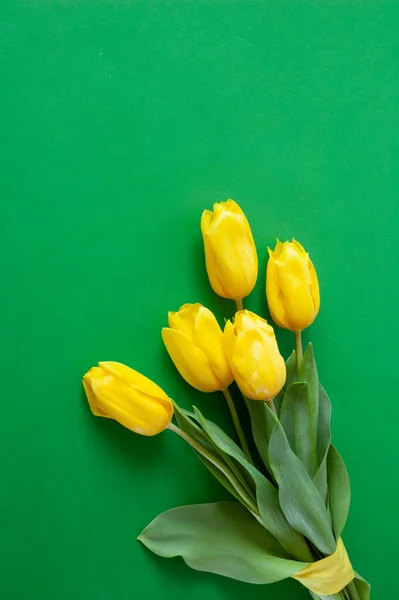Schöner Gelber Tulpenstrauß Auf Grünem Hintergrund Nahaufnahme — Stockfoto