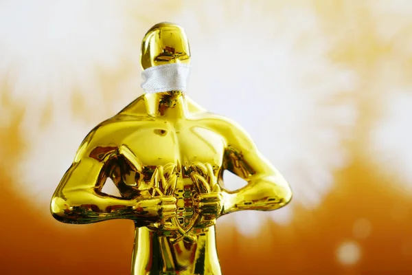 Hollywood Golden Oscar Academy Belönar Statyn Med Medicinsk Mask Framgång — Stockfoto