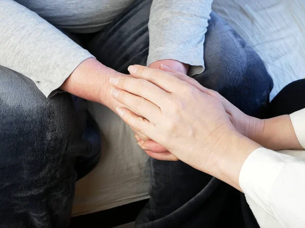 Bakım Destek Olarak Hastanın Ellerini Tutan Doktorun Elleri Yakın Plan — Stok fotoğraf