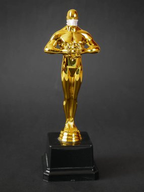 Hollywood Altın Oscar Akademisi tıp maskeli heykeli. Başarı ve zafer kavramı. Coronavirus zamanında Oscar töreni