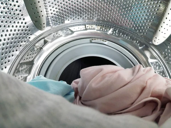 Meçhul Kadın Çamaşırları Çamaşır Makinesine Çamaşır Makinesinin Içine Koyuyor — Stok fotoğraf