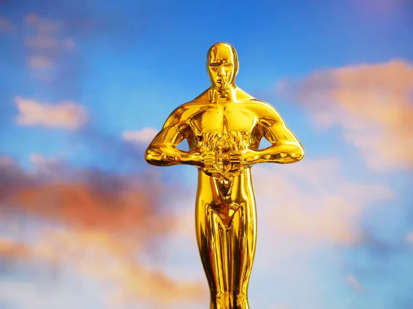 Estatua Del Premio Óscar Oro Hollywood Sobre Fondo Azul Cielo —  Fotos de Stock