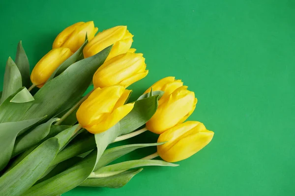 Schöner Gelber Tulpenstrauß Auf Grünem Hintergrund Nahaufnahme — Stockfoto