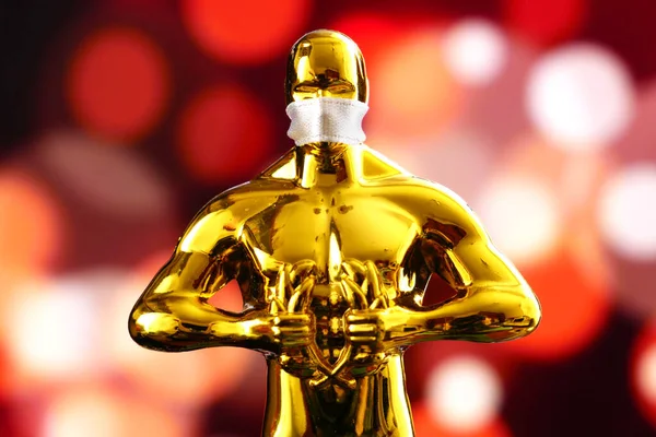 Hollywood Golden Oscar Academy Award Standbeeld Met Medisch Masker Succes — Stockfoto