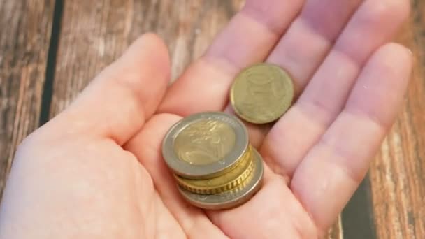 Mano Sostiene Cuenta Monedas Céntimos Euro Pila Dinero — Vídeos de Stock