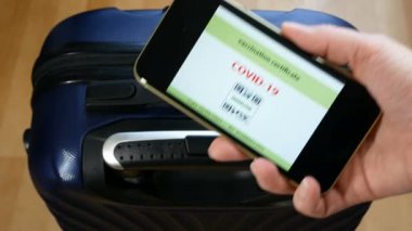 Bir cep telefonundaki aşı pasaportu elde seyahat olanağı sağlıyor. Coronavirus Covid 'e karşı aşı 19.Dokunulmazlık veya Sağlık pasaportu, yakın plan.