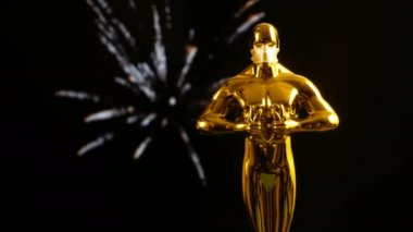 Hollywood Altın Oscar Akademisi tıp maskeli heykeli. Başarı ve zafer kavramı. Coronavirus zamanında Oscar töreni