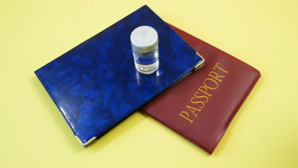 Covid Και Ταξιδιωτική Ιδέα Διαβατήρια Και Φιάλες Εμβολίου Covid Μπλε — Αρχείο Βίντεο