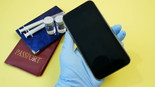 Вакцинаційний Паспорт Мобільному Телефоні Дозволяє Подорожувати Руці Вакцинація Проти Коронавірусу — стокове відео