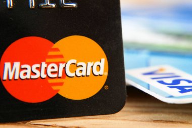 Kredi kartı Mastercard 'a karşı, plastik banka kartı yığını, yakın çekim.