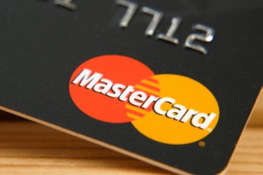 Mastercard kredi kartı, bir yığın plastik banka kartı, yakın plan.