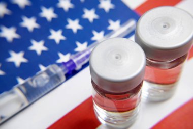Amerikan bayrağı, şırıngalar ve Coronavirus covid-19 aşı ve şırınga şişeleri, Amerika Birleşik Devletleri konseptinde aşı, yakın plan