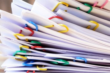  Bir sürü iş belgesi klasörü, tahta tokalar, yakın plan