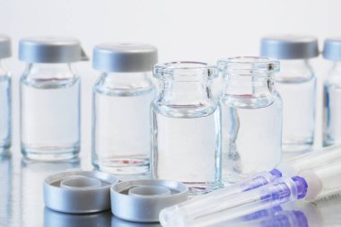 Covid-19 Coronavirus aşısı, üretim ilacı aşısı, yakın çekim.