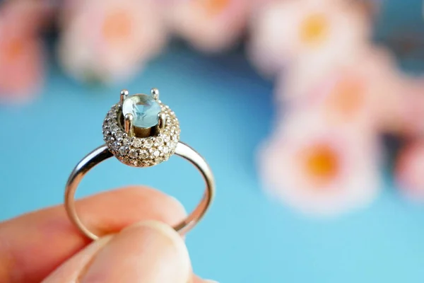 Anillo Boda Una Caja Regalo Una Rama Flores Flor Árbol — Foto de Stock