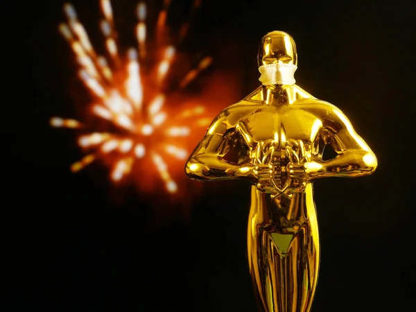 Hollywood Golden Oscar Academy Belönar Statyn Med Medicinsk Mask Framgång — Stockfoto