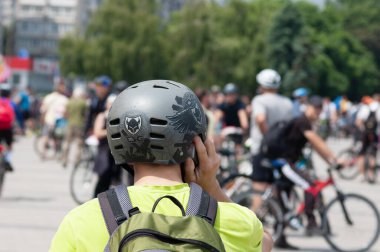 Yaz günü bisiklet sürerken kask takan bisikletçi, yakın çekim.