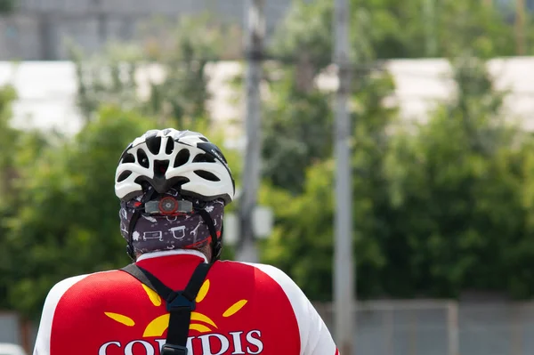 Ciclista Con Casco Puesto Durante Paseo Bicicleta Ciudad Día Verano — Foto de Stock