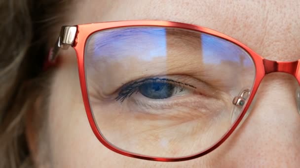 Femme Âge Moyen Visage Dans Des Lunettes Aux Yeux Bleus — Video