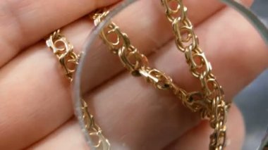 Büyük altın zincir, rehinci konsepti, kuyumcu konsepti, yakın plan.