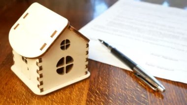 Ev, sigorta ya da kredi kartı emlak geçmişi için emlak sözleşmesi olan ev modelinin görüntüleri