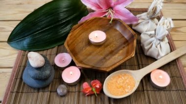 Sıfır atık spa aksesuarı, doğal sabun ve şampuan barları, banyo tuzu, yeniden kullanılabilir pamuk temizleme pedleri, makyaj temizleyicisi, temiz suyla ahşap kaseler ve mumlar.