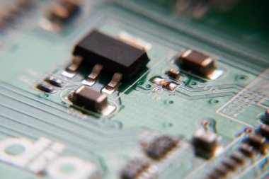 Bilgisayar çipi, anakart, elektronları, makrosu olan fütüristik devre kartı.