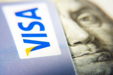 Kredi kartı ve dolar nakit. Bankacılık, alışveriş konsepti. Amerika Birleşik Devletleri 'nde bir cüzdan ya da banka hesabı açmak. Yaklaş, Macro.