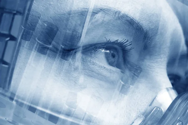Kvinna Läkare Skyddsglasögon Mot Coronavirus Covid Med Reflektion Saftey Goggles — Stockfoto