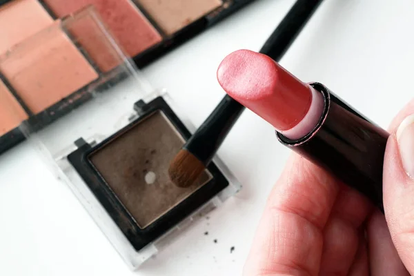 Läppstift Handen Uppsättning Kosmetiska Makeup Produkter Bakgrund Läppstift Ögonskuggor Borste — Stockfoto
