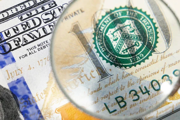 Lupe Auf Dollarnoten Finanzen Und Austauschkonzept Zusammenstellung — Stockfoto