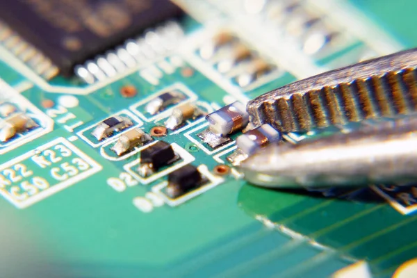 電子機器の修理 はんだ付けと回路基板 コンピュータとラップトップの修理サービス マクロ クローズアップ — ストック写真