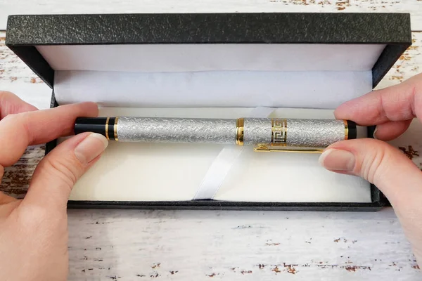 Hände Halten Silbernen Luxus Tintenstift Geschenkbox Für Urlaub Geschenkstift Nahaufnahme — Stockfoto