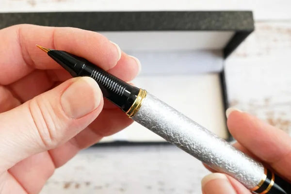 Handen Houden Zilveren Luxe Inkt Pen Geschenkdoos Voor Vakantie Cadeau — Stockfoto
