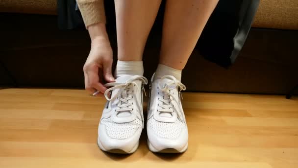Rekaman Seorang Wanita Melepas Sepatu Putih Dan Menggaruk Kakinya Kemerahan — Stok Video