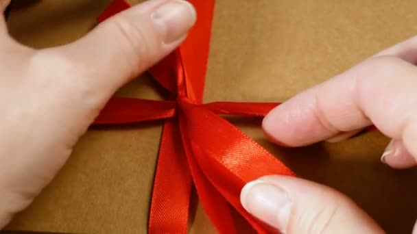 Kırmızı Kurdeleli Hediye Paketi Kahverengi Karton Paket Sürpriz — Stok video