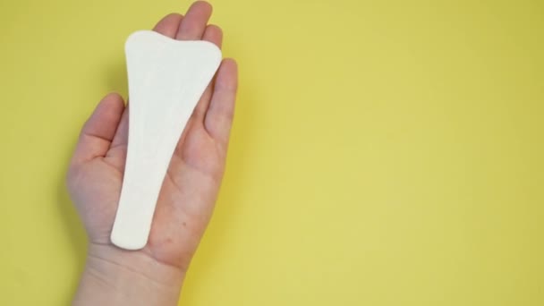 Guardanapos Brancos Pretos Sanitários Mãos Mulher Almofadas Menstruais Fundo Amarelo — Vídeo de Stock