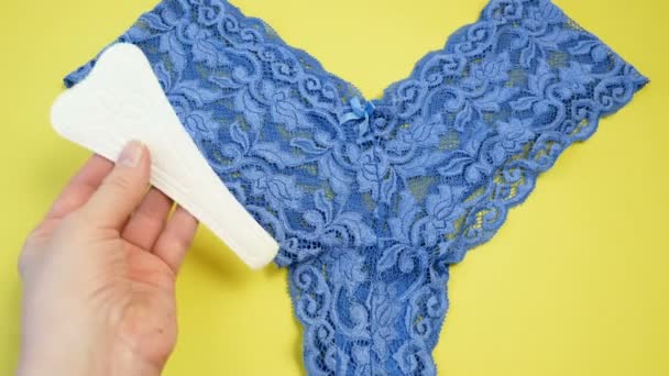 Cuecas Absorventes Tampões Higiénicos Tampões Menstruais Almofadas Sobre Fundo Amarelo — Vídeo de Stock