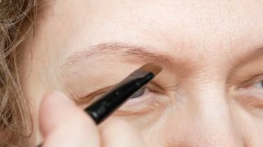 Evde kaş düzeltme ve modelleme, kaş boyama kına dövme, kalıcı makyaj.