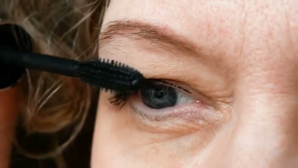 Imágenes Primer Plano Una Mujer Mediana Edad Haciendo Maquillaje Ojos — Vídeo de stock
