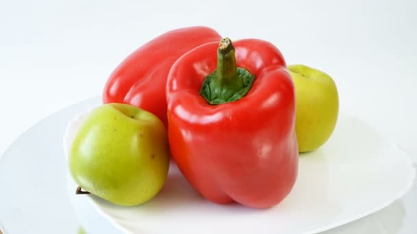 Söt Röd Paprika Och Äpple Trä Backgorund Hälsosam Mat Koncept — Stockvideo