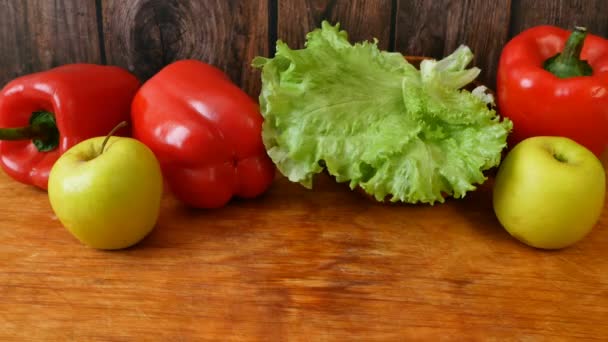 Tahta Sırtlı Tatlı Kırmızı Biber Elma Sağlıklı Yiyecek Konsepti — Stok video