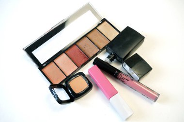 Ruj ve kozmetik makyaj ürünleri seti. Ruj, göz gölgesi, fırça, pudra, dudak parlatıcısı, yakın plan.