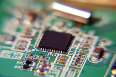 Bilgisayar çipi, anakart, elektronları, makrosu olan fütüristik devre kartı.