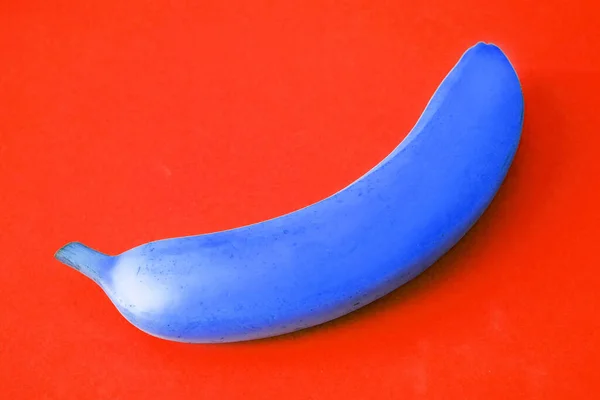 Banana Azul Saborosa Fresca Fundo Vermelho Imagem Criativa Close — Fotografia de Stock