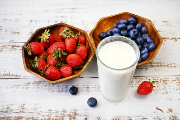 Desayuno Por Mañana Con Frutas Frescas Yogur Leche Sobre Fondo —  Fotos de Stock