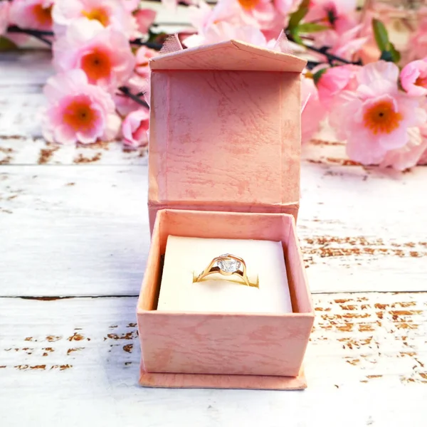 Anillo Boda Una Caja Regalo Flores Flor Árbol Máscaras Médicas — Foto de Stock